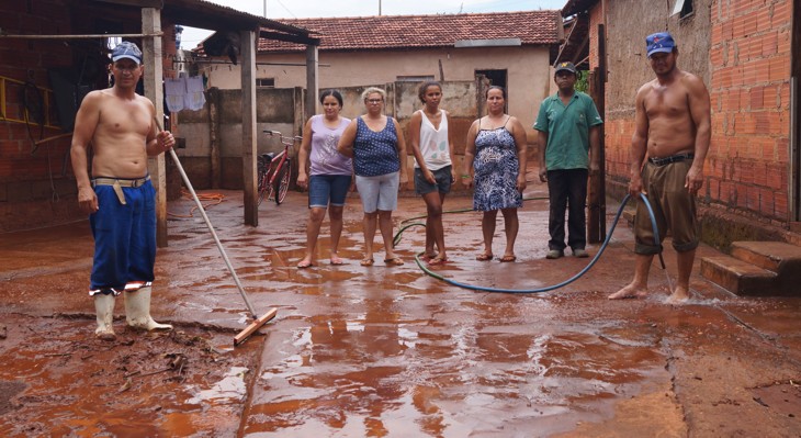 Moradores da"Chácara Balaieiros" limpam a lama trazida pela enchente / Foto: Paulo Braga