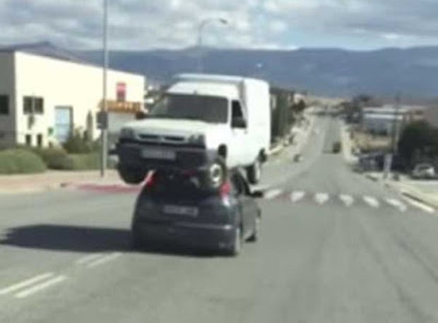 Dupla foi presa por carregar minivan sobre Ford Focus (Foto: Reprodução/YouTube/ZamoraNews)
