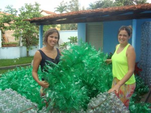 Cultura trabalhando nos enfeites do Projeto Luzes de Natal