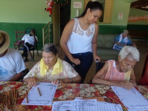 CRAS Canápolis trabalha motivação natalina com idosos