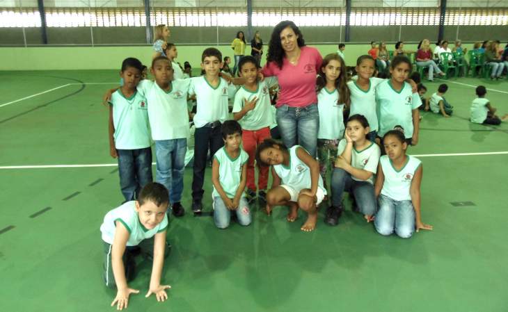 Alunos da Escola Rosa Tahan cantam na linguagem de Libras