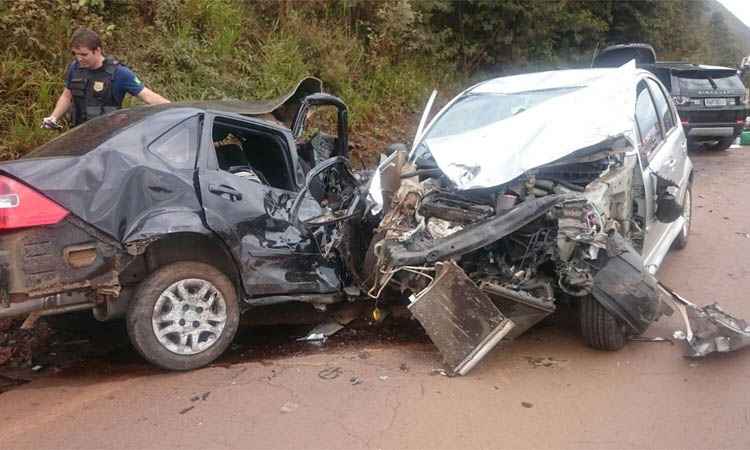 Carros bateram de frente e um terceiro colidiu logo em seguida (foto: Corpo de Bombeiros/Divulgação)