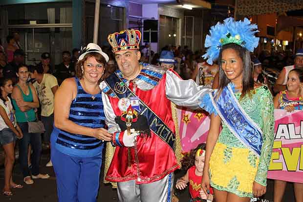 Prefeita Renata Braga com Salvador Tomaiolo Júnior, Rei Momo, e Tainá Cristina Montovani, Rainha 2014. (foto: Foto: Divulgação/Prefeitura de Porto Ferreira.)