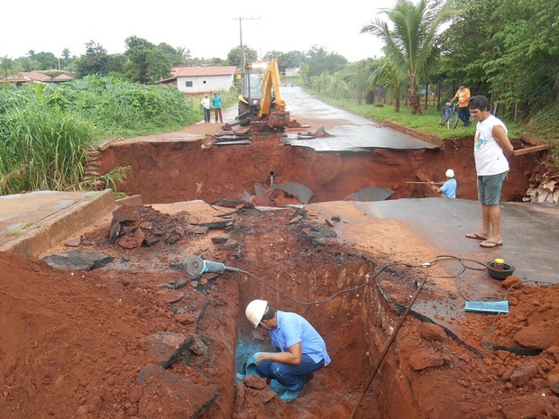 CFuncionário da Prefeitura e da Copasa fazem avaliações no local (Foto: Márcio José Freitas/Arquivo Pessoal)