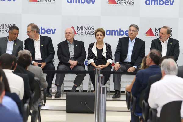 Dilma inaugurou oficialmente a fábrica na manhã desta quinta-feira (4) (Foto: Cleiton Borges)