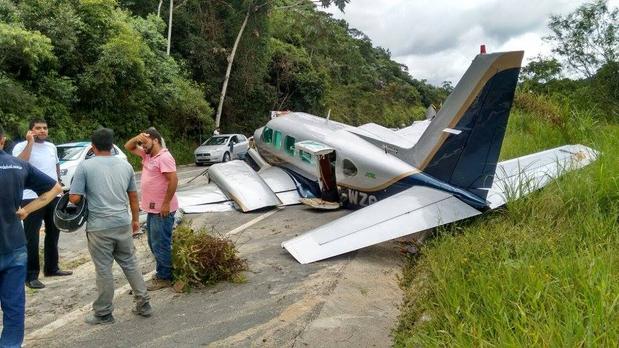 170216-AVIAO-PISTA - Bimotor sofre pane e faz pouso forçado no interior de São Paulo