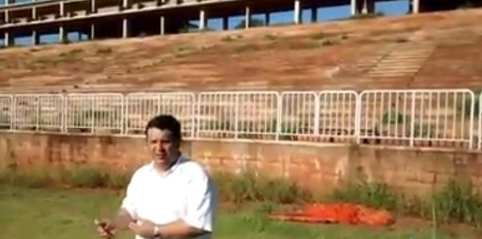 Odeemes Braz denuncia obras abandonadas no Estádio Júlia do Prado em Ituiutaba