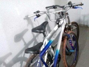Bicicletas utilizadas pelos suspeitos foram apreendidas (Foto: Polícia Militar/Divulgação)