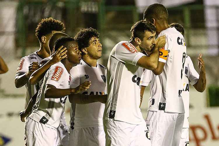 Jogadores do Atlético comemoram o gol de Lucas Pratto, que abriu caminho para a goleada contra o Tupi