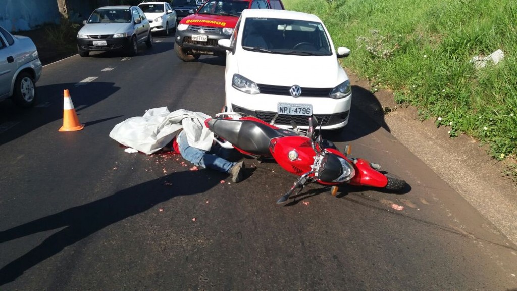 Motociclista morre atropelado por caminhão / Imagem: Cláudio Costa/TV Vitoriosa