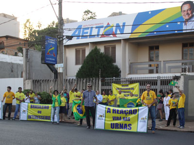 Com faixas e cartazes, militantes do movimento "Acorda Uberaba" foram ontem à porta do escritório do deputado Aelton / Foto/Marcos Paulo 