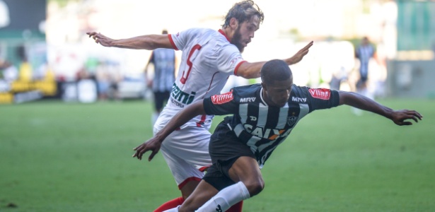 Jogadores do Atlético-MG e do Tricordiano disputam bola no Campeonato Mineiro