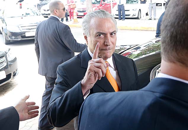 O vice-presidente Michel Temer fala com a imprensa no anexo do Palácio do Planalto / Pedro Ladeira - 09.dez.2015/Folhapress