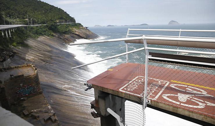 Trecho de nova ciclovia desaba na zona sul do Rio e dois morrem