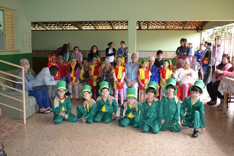 Abrigo dos Idosos recebe crianças da escola Alvarenga Peixoto