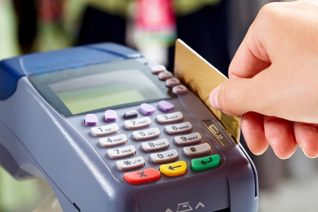 33% dos usuários de cartão de crédito não sabem o quanto gastaram em maio, aponta indicador
