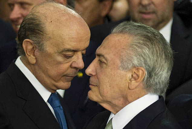 O presidente interino, Michel Temer, conversa com o novo ministro das Relações Exteriores, José Serra