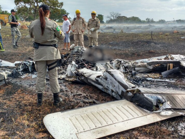 As vítimas, sendo um piloto e três passageiros, ainda não foram identificadas (Foto: Corpo de Bombeiros/ Divulgação) 