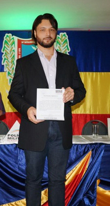 Paulo Braga durante cerimônia onde recebeu premiação da PM do 54ºBPM