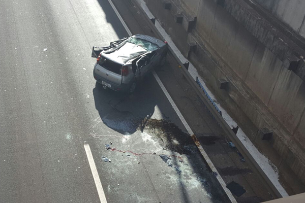 O carro despencou de uma altura de aproximadamente cinco metros (Foto: Vinicius Romário) 