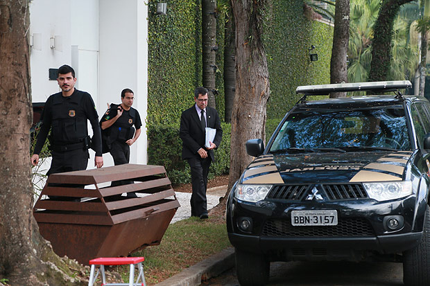 Agentes federais em frente à casa de Joesley Batista, do grupo JBS, em São Paulo 