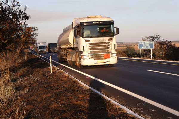 Obra que retirou o acostamento visa melhorar o fluxo de veículos na rodovia (Foto: Douglas Luzz)