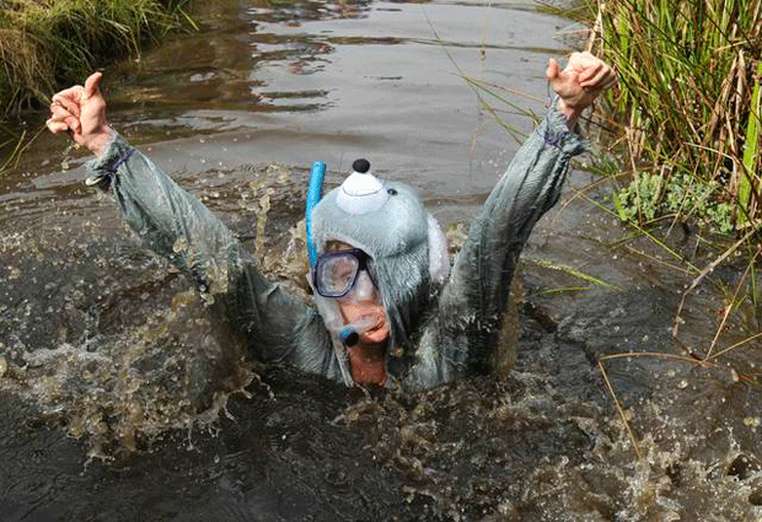País de Gales tem campeonato de mergulho na lama