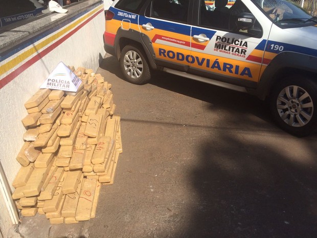 Droga estava em fundo falso de veículo (Foto: Polícia Rodoviária Estadual/Divulgação)