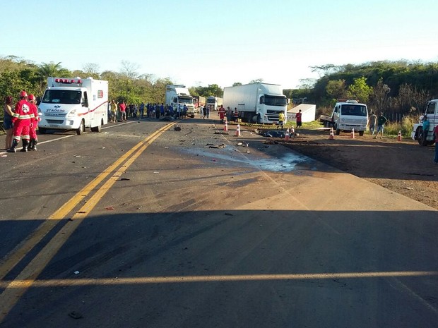 Acidente entre carro e carreta deixou três mortos (Foto: Polícia Rodoviária Federal/Divulgação)