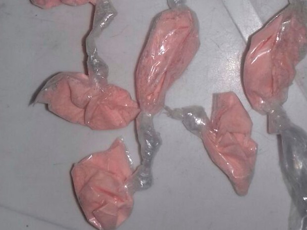 Cocaína de cor rosa foi apreendida por policiais militares (Foto: Divulgação/ PM) 