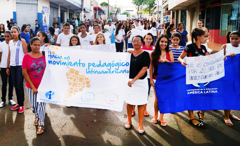 Estudantes fazem manifestação contra a PEC 241 em Capinópolis