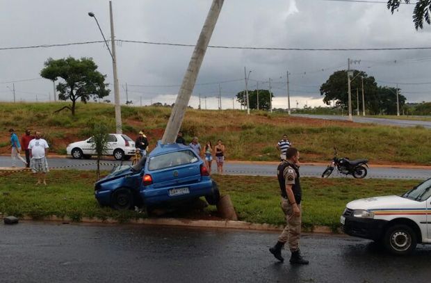 Motorista perdeu controle e atingiu posotea (Foto: CBMMG)