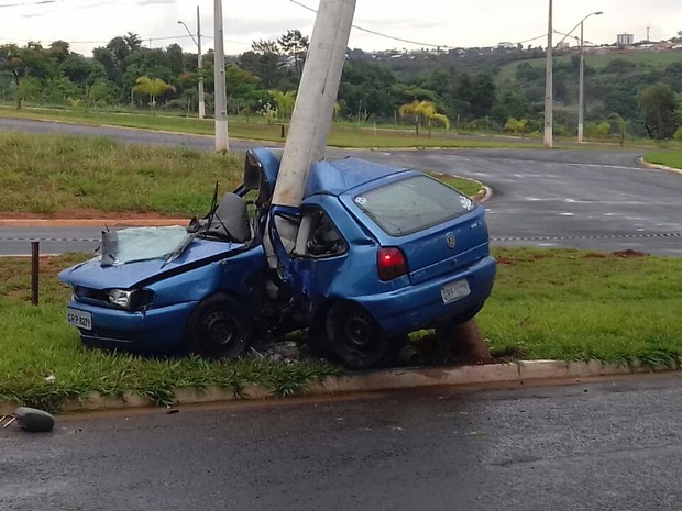 Motorista perdeu controle e atingiu posotea (Foto: CBMMG)