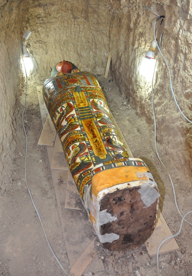 Sarcófago de madeira tem cores vivas e foi achado em tumba que poderia ser do Terceiro Período Intermediário (1075 a 664 a.C.), em Luxor, no Egito (Foto: STRINGER/EGYPTIAN ANTIQUITIES MINISTRY/AFP)