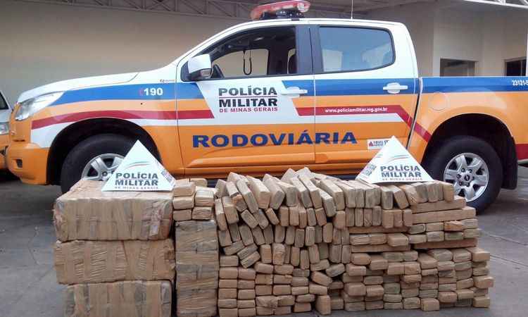 A soma é de 512 tabletes de maconha, segundo a PMRE (foto: Polícia Militar Rodoviária/Divulgação)