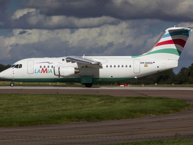 O avião da LaMia prefixo CP-2933 que caiu com a delegação da Chapecoense, modelo Avro RJ85, é visto em foto de arquivo de setembro de 2015 em Norwich, na Inglaterra (Foto: Matt Varley/Reuters) 