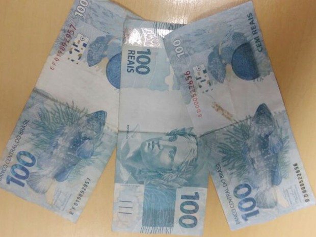 Homem é preso ao abastecer e pagar combustível com nota de R$100 falsa