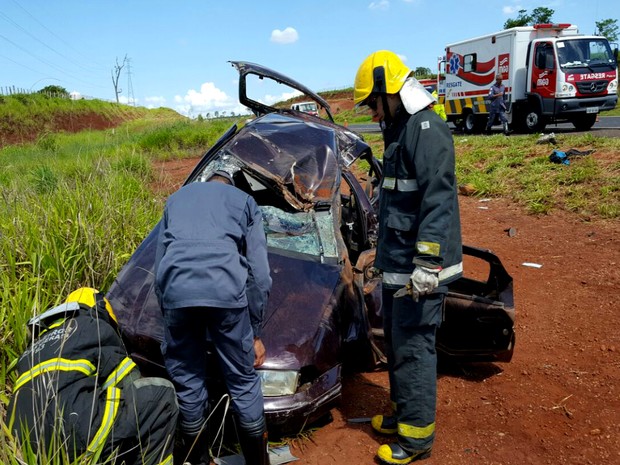 Três pessoas ficaram feridas em um capotamento ocorrido em um Anel Viário na tarde desta sexta-feira (30), em Uberlândia. Segundo o Corpo de Bombeiros (Cobom), o condutor do veículo perdeu o controle da direção devido a um pneu ressolado que apresentou falhas. De acordo com o Cobom, o motorista do carro, de 31 anos sofreu uma fratura no ombro após ficar preso entre as ferragens. Outro ocupante, um rapaz de 25 anos, estava sem cinto de segurança e foi arremessado para fora do veículo. Ainda segundo os bombeiros, ele teve traumatismo craniano, uma fratura exposta na perna esquerda e um corte profundo na região pélvica. O outro passageiro, de 29 anos teve ferimentos leves. O jovem foi levado para o Hospital de Clínicas da Universidade Federal de Uberlândia (HC/UFU). As outras vítimas também foram encaminhadas em seguida por uma equipe da MGO, Concessionária de Rodovias Minas Gerais Goiás S/A. Segundo a assessoria do HC-UFU, as vítimas passam por avaliação médica.