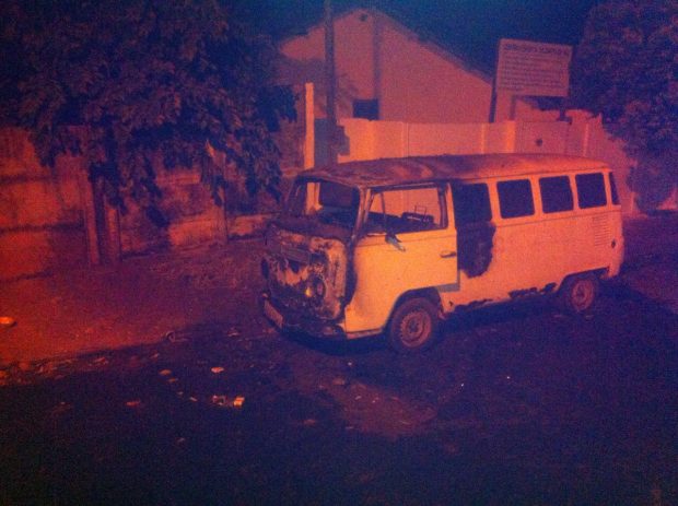 Criminoso coloca fogo em três veículos em Ituiutaba