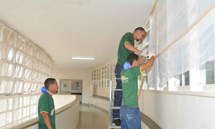 Proteção do Hospital Eduardo de Menezes foi reforçada, com a instalação de telas com inseticidas contra o Aedes agypti (foto: Jair Amaral/EM/D.A PRESS)