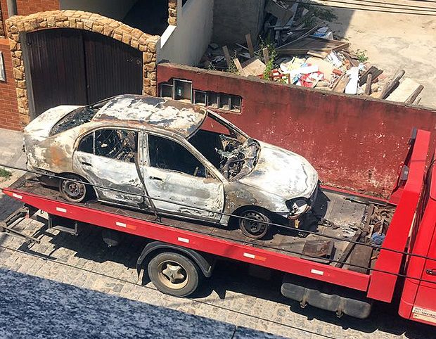 Carro em que foi encontrado o corpo da cantora Loalwa Braz; três suspeitos foram presos