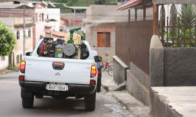 Caminhão borrifa inseticida em Caratinga, cuja zona rural tem o maior número de casos notificados em Minas: meta é evitar que o Aedes espalhe doença na área urbana (foto: Edésio Ferreira/EM/DA Press)