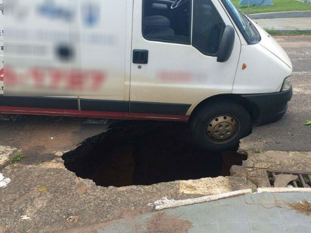 Asfalto cedeu e parte de uma van caiu no buraco em Uberlândia (Foto: Corpo de Bombeiros/Divulgação)