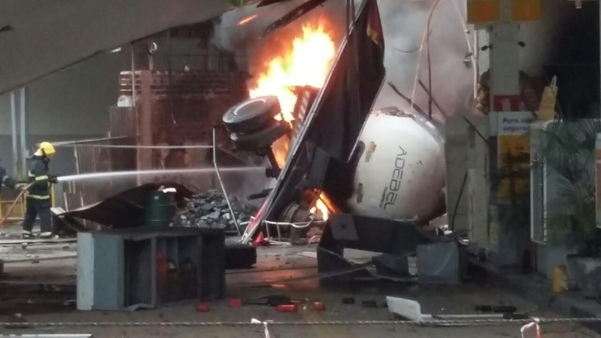 Carreta bate em posto de combustível, explode e deixa dois mortos em Ponte Nova