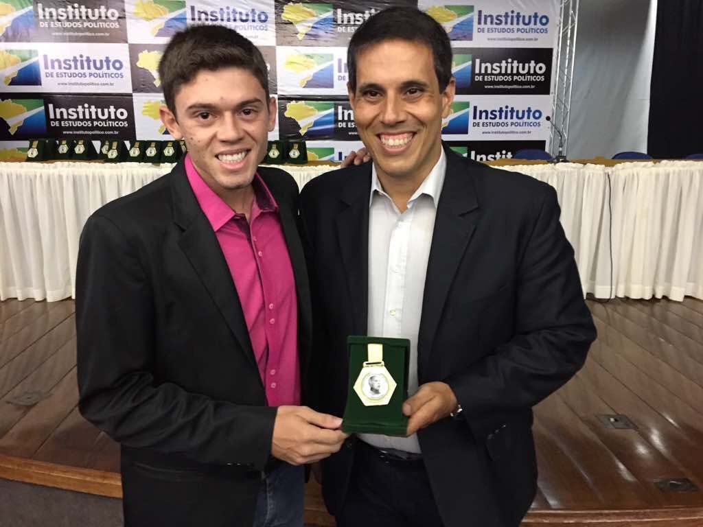 (Esq) Daniel França recebe a medalha Ulysses Guimarães das mãos de Amaro Neto, Deputado estadual em Espírito Santo