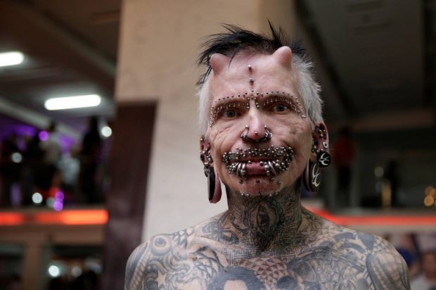Alemão Rolf Buchholz aparece no livro Guinness como o homem com maior número de piercings no corpo (Foto: Marco Bello/Reuters)
