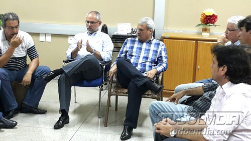 2º a (esq) João Daniel e Henrique Cunha durante encontro na prefeitura de Capinópolis em 2016