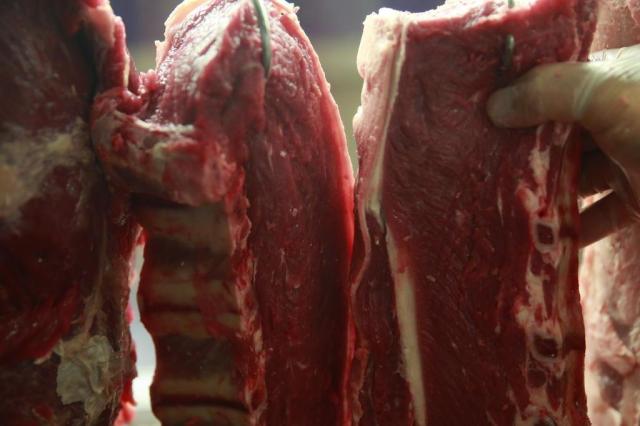 Carnes podres e uso de produtos cancerígenos: o que a PF encontrou na operação contra frigoríficos
