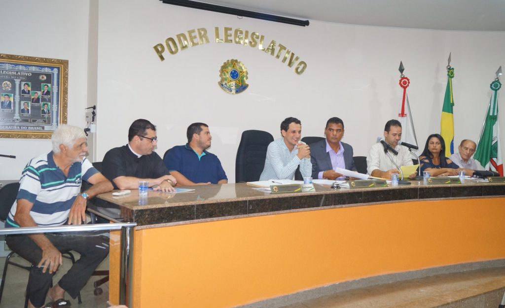 Os ex-vereadores Elmo Vilarinho à esquerda, Pe. Willian, Sauro Paes Leme, Luciano Belchior, Ivo Américo, Aparecido Ribeiro.