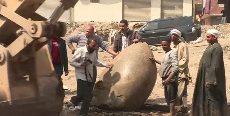 Estátua de Ramses II é encontrada em uma favela do Cairo